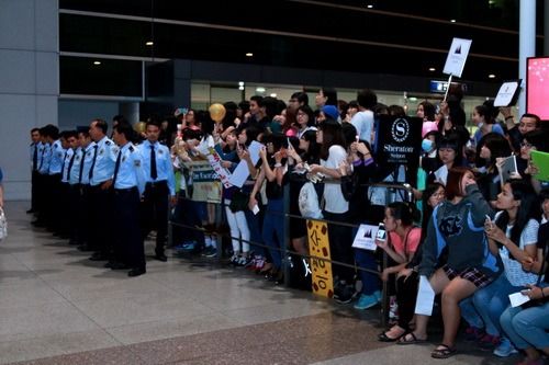 "Hoàng tử Châu Á" khiến fan Việt "bầm giập" tại sân bay 9