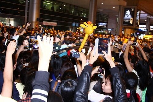 "Hoàng tử Châu Á" khiến fan Việt "bầm giập" tại sân bay 48