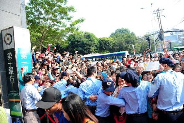 Fan Việt đội nắng hàng giờ, phá hàng rào để chạm mỹ nam Hàn 13