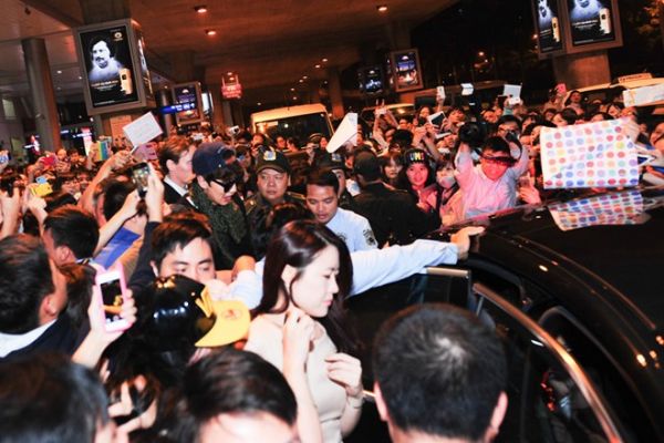 Fan Việt xô đẩy ở sân bay đòi gặp sao Running Man giữa khuya 9