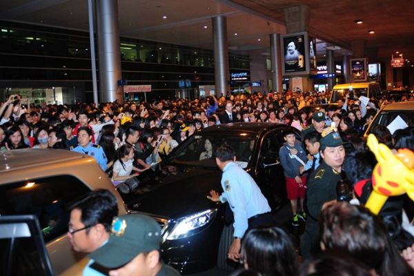 Fan Việt xô đẩy ở sân bay đòi gặp sao Running Man giữa khuya 7