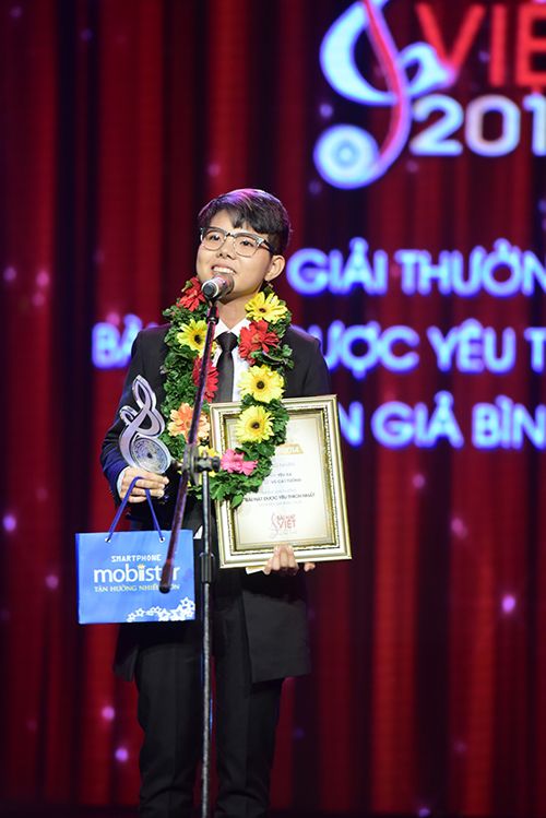 Uyên Linh nhận giải thưởng ca sĩ được yêu thích nhất 4
