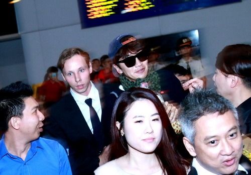 "Hoàng tử Châu Á" khiến fan Việt "bầm giập" tại sân bay 21