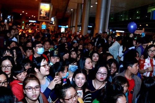 "Hoàng tử Châu Á" khiến fan Việt "bầm giập" tại sân bay 12
