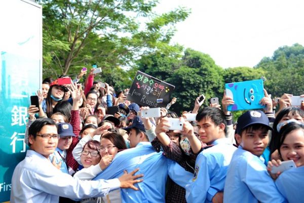 Fan Việt đội nắng hàng giờ, phá hàng rào để chạm mỹ nam Hàn 14