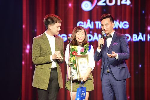 Uyên Linh nhận giải thưởng ca sĩ được yêu thích nhất 2