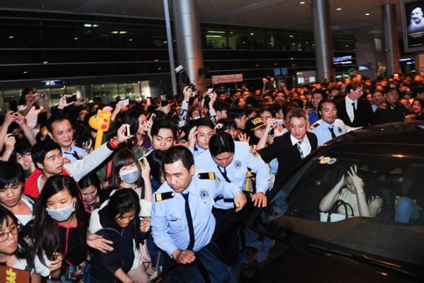 Fan Việt xô đẩy ở sân bay đòi gặp sao Running Man giữa khuya 8