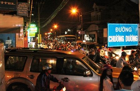 Hàng loạt tuyến đường quận vùng ven Sài Gòn kẹt cứng 9