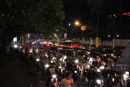 Hàng loạt tuyến đường quận vùng ven Sài Gòn kẹt cứng 5