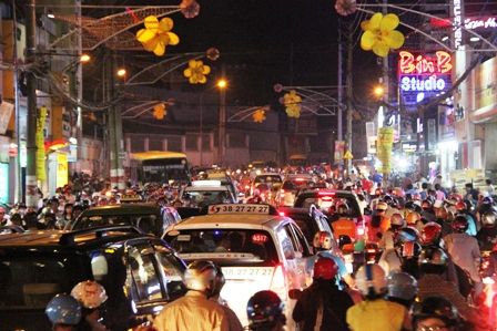 Hàng loạt tuyến đường quận vùng ven Sài Gòn kẹt cứng 2