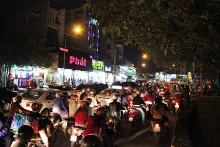 Hàng loạt tuyến đường quận vùng ven Sài Gòn kẹt cứng 6