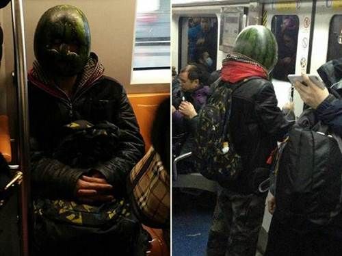 Thanh niên chơi trội đội mũ dưa hấu đi tàu điện ngầm 9