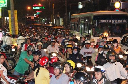 Hàng loạt tuyến đường quận vùng ven Sài Gòn kẹt cứng 10