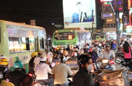 Hàng loạt tuyến đường quận vùng ven Sài Gòn kẹt cứng 13
