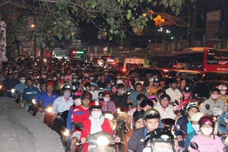 Hàng loạt tuyến đường quận vùng ven Sài Gòn kẹt cứng 7