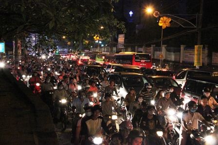 Hàng loạt tuyến đường quận vùng ven Sài Gòn kẹt cứng 3