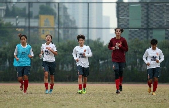 Nữ tuyển thủ Trung Quốc gây sốt nhờ thân hình siêu mẫu 7