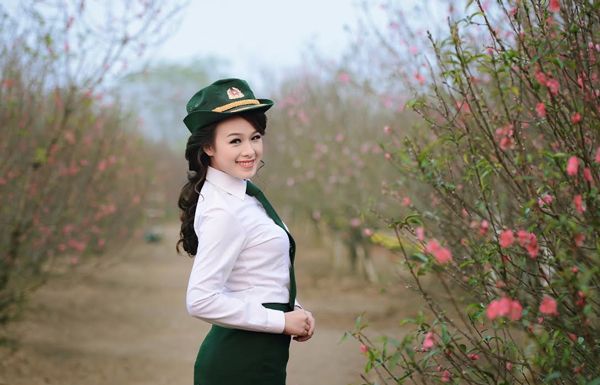 Ngắm nữ phát thanh viên quân đội xinh đẹp trong vườn xuân 4