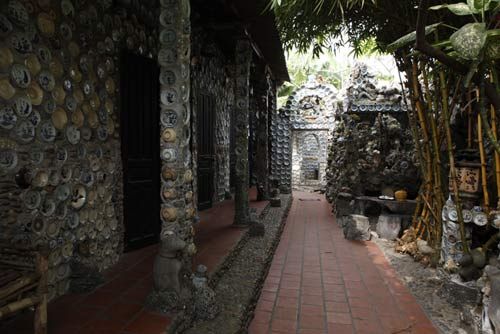Ngôi nhà được đắp gần 1 vạn cổ vật gốm và 230kg tiền xu 18