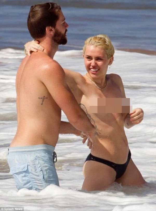 Miley Cyrus để ngực trần tắm biển với bạn trai 2