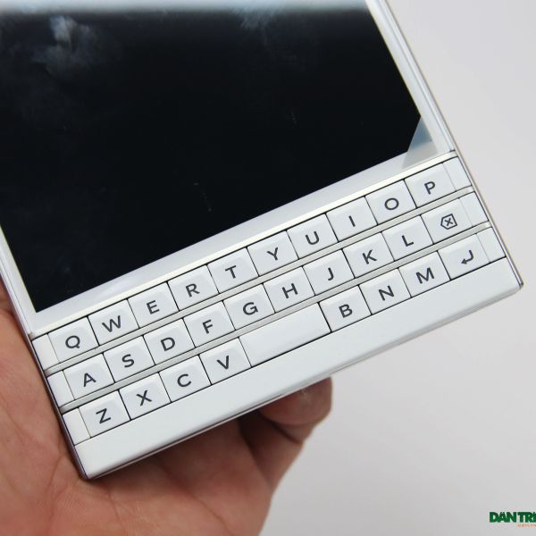 Đập hộp Blackberry Passport phiên bản màu trắng chính hãng tại Việt Nam 16