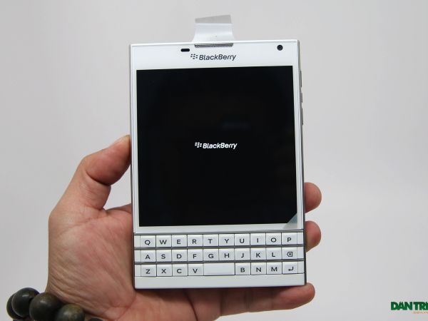 Đập hộp Blackberry Passport phiên bản màu trắng chính hãng tại Việt Nam 15