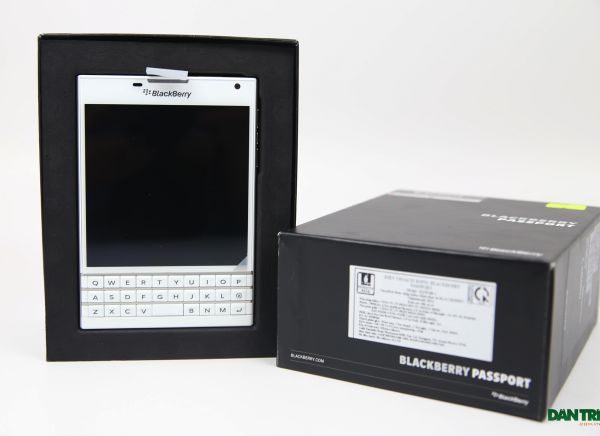 Đập hộp Blackberry Passport phiên bản màu trắng chính hãng tại Việt Nam 3