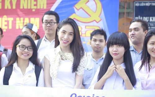 Clip Thủy Tiên về quê cùng sinh viên đón Tết 12
