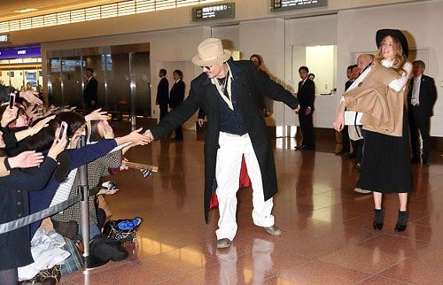 Johnny Depp và người tình được chào đón ở Nhật Bản 9