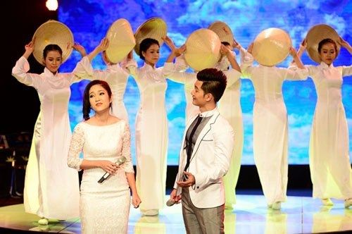 "Bà bầu" Thu Minh trình diễn tại lễ trao giải Mai Vàng 2