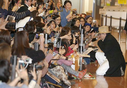 Johnny Depp và người tình được chào đón ở Nhật Bản 12