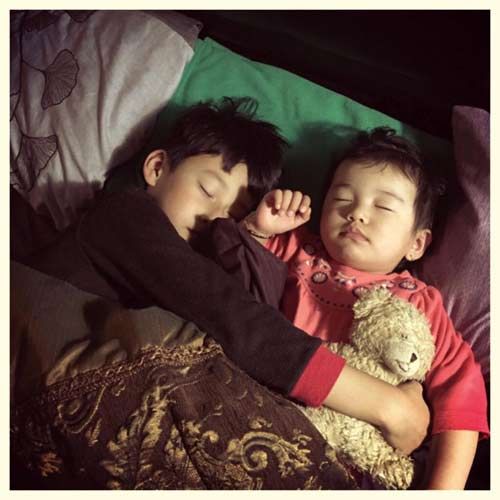Hai con Jennifer Phạm thân thiết ôm nhau ngủ 3
