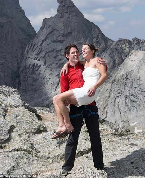 Cặp đôi liều mình tổ chức đám cưới trên núi cao 18