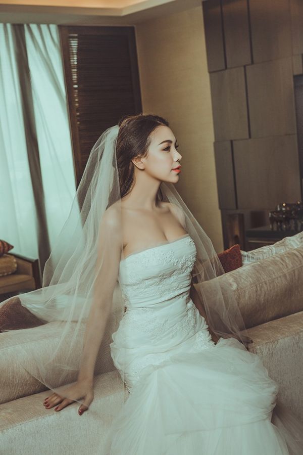 Trà Ngọc Hằng mặc váy cô dâu của Vera Wang 6