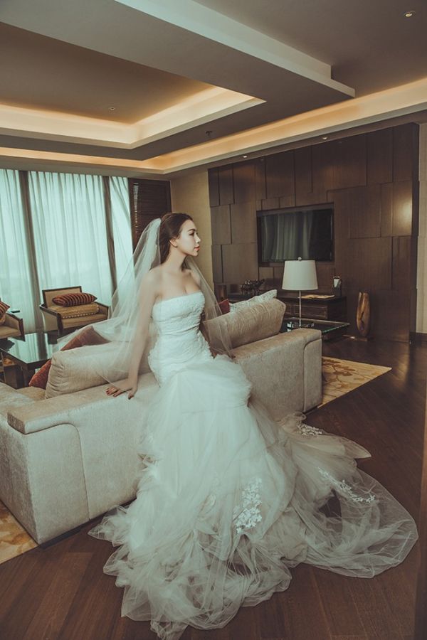 Trà Ngọc Hằng mặc váy cô dâu của Vera Wang 5