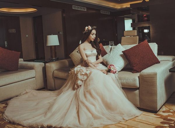 Trà Ngọc Hằng mặc váy cô dâu của Vera Wang 4