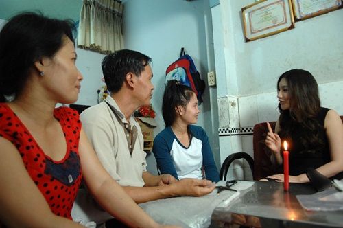 Hồ Quỳnh Hương khiến bé "kẹo kéo" khóc nức nở khi gặp mặt 24