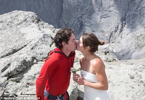 Cặp đôi liều mình tổ chức đám cưới trên núi cao 3