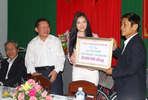 Lý Nhã Kỳ tặng xe đạp cho trẻ em nghèo Quảng Nam 2