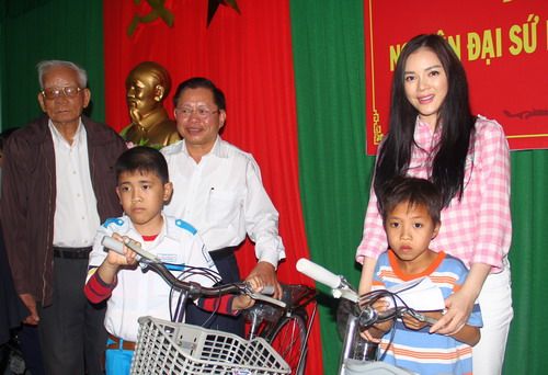 Lý Nhã Kỳ tặng xe đạp cho trẻ em nghèo Quảng Nam 5