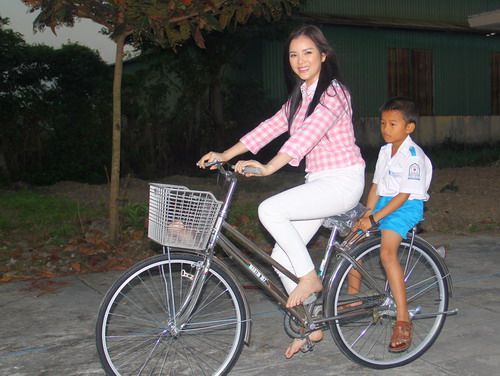 Lý Nhã Kỳ tặng xe đạp cho trẻ em nghèo Quảng Nam 6