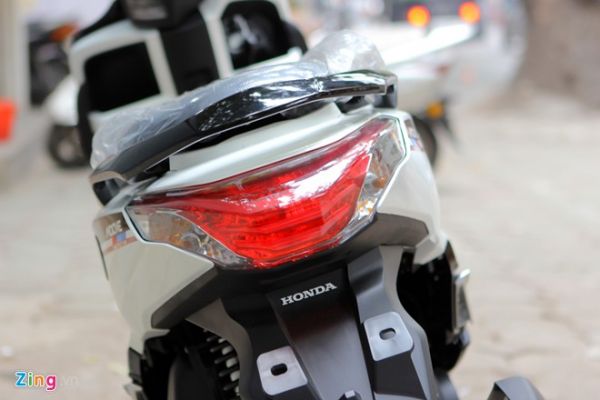 Cận cảnh xe tay ga Honda giá ngang SH mới về Hà Nội 8