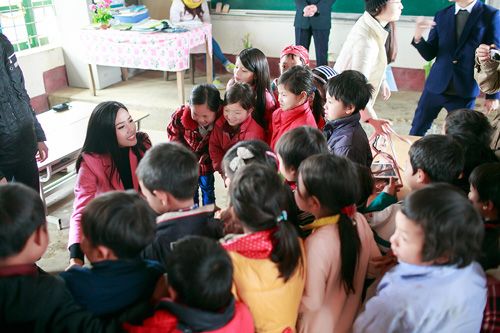 Nguyễn Thị Loan đội rét thăm trẻ em vùng cao 18