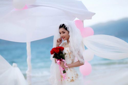 Hoa hậu Triệu Thị Hà mặc váy cưới lộng lẫy 3
