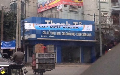 Treo băng rôn "Cup Men" Vodka" ở cổng Sở Văn hóa 6