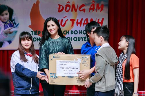 Nguyễn Thị Loan đội rét thăm trẻ em vùng cao 24