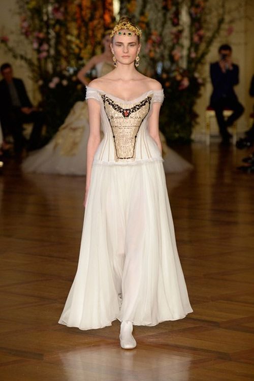 Một Dolce&Gabbana lộng lẫy và nữ tính tới nao lòng 36