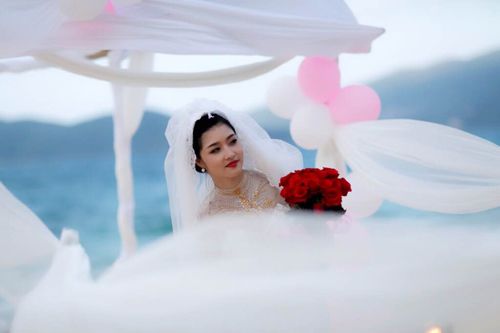 Hoa hậu Triệu Thị Hà mặc váy cưới lộng lẫy 6