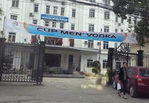 Treo băng rôn "Cup Men" Vodka" ở cổng Sở Văn hóa 3