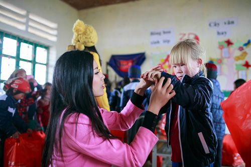 Nguyễn Thị Loan đội rét thăm trẻ em vùng cao 9